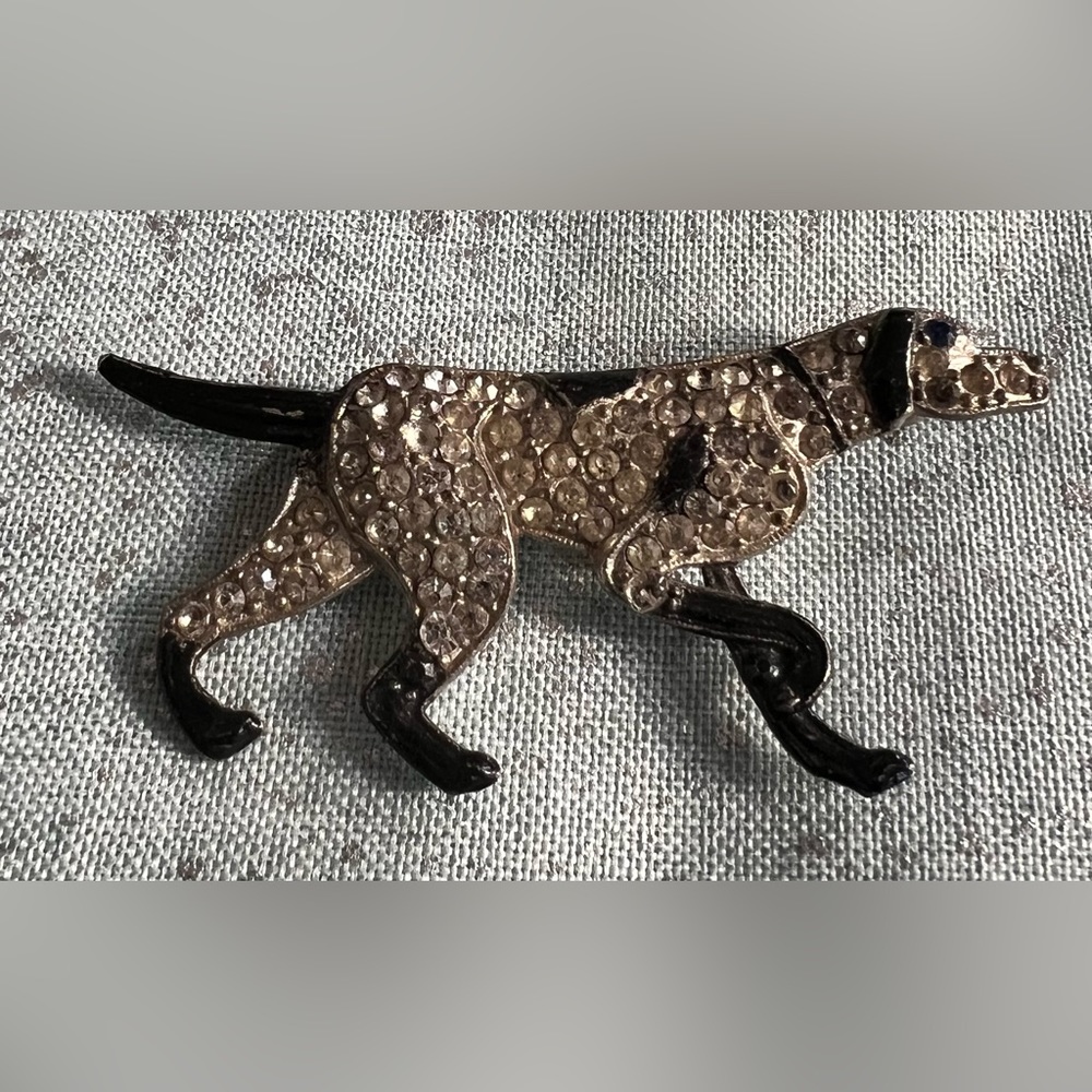 Vintage unsigned Pave’ and enamel hunting dog brooch Trifari style